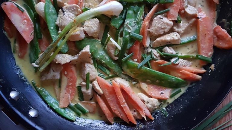 Curry vert thaï de poulet et légumes croquants