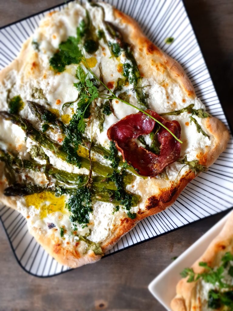 Pizza verde asperge et coppa