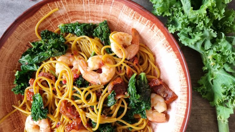 Spaghetti au chou kale et crevettes sautées au sésame
