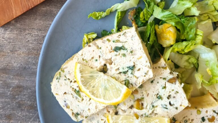 Terrine protéinée au poulet, estragon et pistache